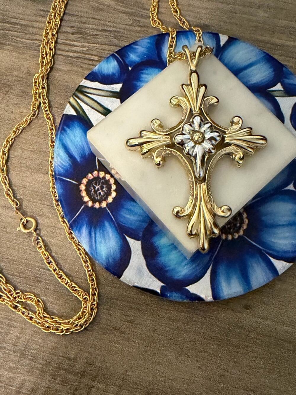 Juicy Couture Vintage Cross Pendant Necklace #B81 gold tone silver tone 29”chain